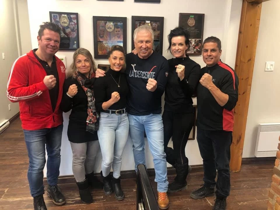 KIM CLAVEL JOINT LES RANGS DE GYM.